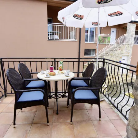 Bright stay with shared pool & BBQ in Tar