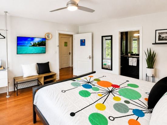 House 5863- Chicago's Premier Bed and Breakfast
