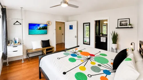 House 5863- Chicago's Premier Bed and Breakfast