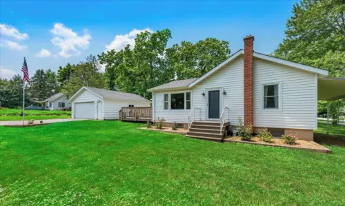 Steps to the Lake- Cozy 2 Bedroom Retreat