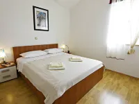 Spacious poolside apartment in Tar 塔爾住宿飯店