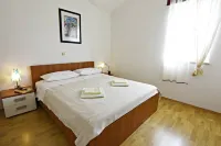 Spacious poolside apartment in Tar