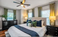 Modern 2BR Home With King Beds Near Downtown - Condos