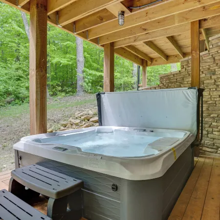 Luxury Hocking Hills Retreat w/ Indoor Sportcourt