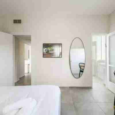 Spacious & Bright 3BR Apartment by Sea N' Rent Rooms