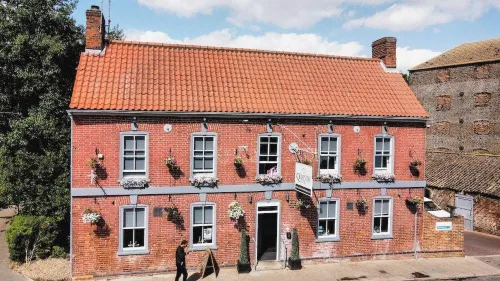 Quayside Hotel & Bar - Parking