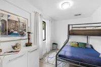 Ultimate Miami Headquarters 4 Car Parking Pet Friendly & Private Patio - Pensions