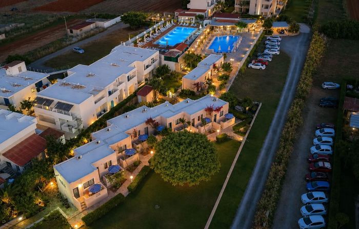 Golden Bay Apartments-Garden Haven