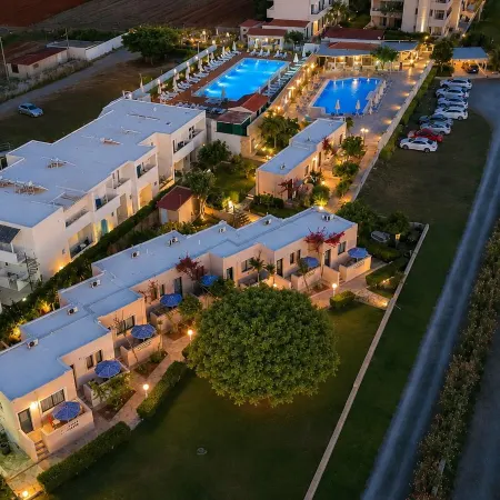 Golden Bay Apartments-Garden Haven
