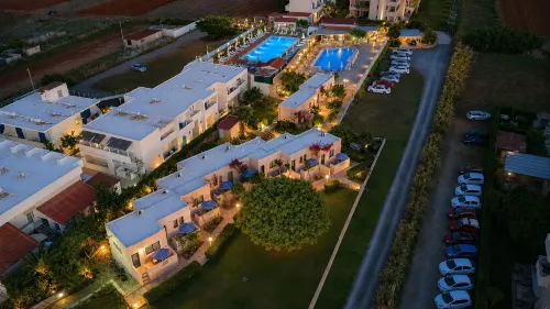 Golden Bay Apartments-Garden Haven
