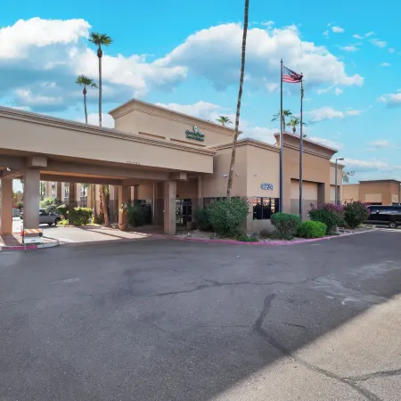 GreenTree Inn & Suites Phoenix Sky Harbor Отели рядом с достопримечательностью «Саут-Маунтин»