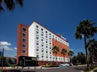 Hotel Hi! Zapopan Отели рядом с достопримечательностью «Культурный и конгресс-центр PALCCO»