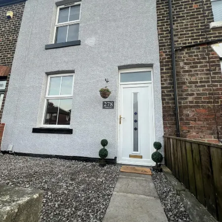 2-Bed Home - Sleeps 4 Parking & Garden