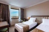 Astoria Grand Hotel - parkir