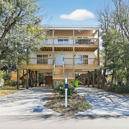 Coastal 4BR Retreat Hot tub Water Views Deck Pet-friendly