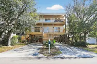 Coastal 4BR Retreat Hot tub Water Views Deck Pet-friendly - 3 étoiles