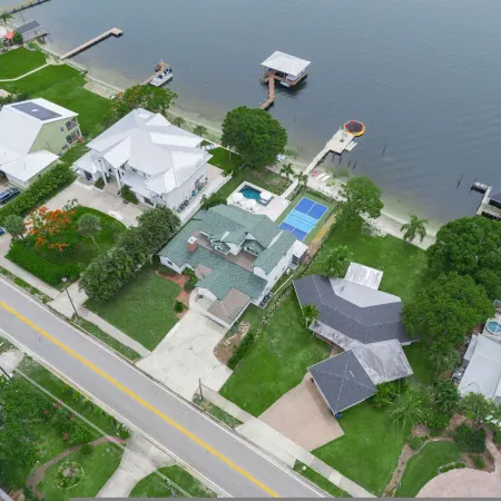 Luxe Lakefront w Pool Pickleball Private Dock