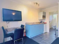 Admiral Court Motel & Apartments - Breakfast