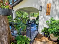 3-bedroom Modern home in welcoming Topeka with WiFi, AC - Homestays