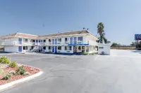 Motel 6 Modesto, CA - Pool