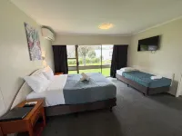 Airport Gold Star Motel - Pools