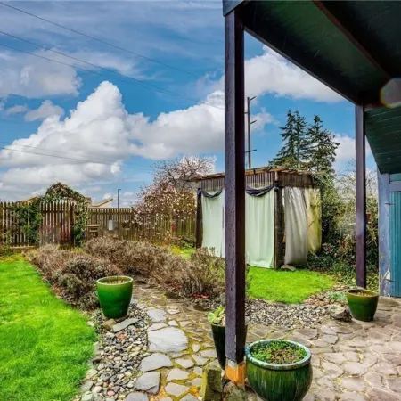 Upstairs at Thevictorian - Lush Walkable and Dog-friendly Retreat - Steps From Downtown Bellingham