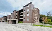 Lakefront Apartment - BBQ, Garden, Pool & Parking - 2-Star