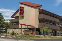 Red Roof Plus+ St Louis - Forest Park/ Hampton Ave Hotels in Lemay