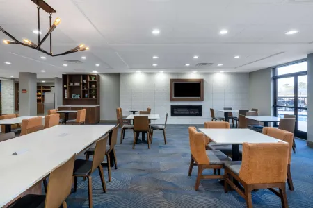 La Quinta Inn & Suites by Wyndham-Albany GA Отели рядом с достопримечательностью «Flint RiverQuarium»