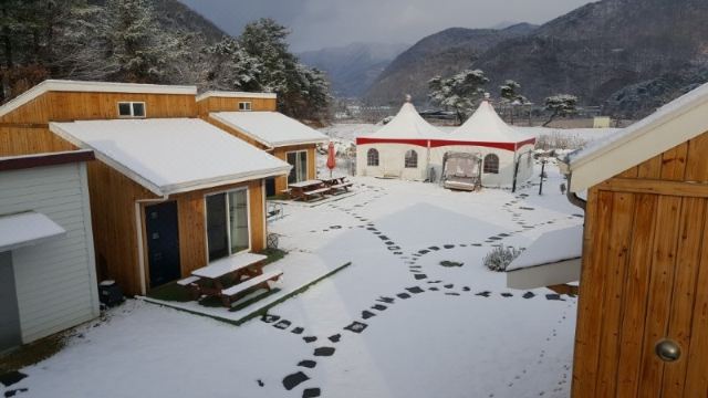 조르바하우스펜션 외관 및 정원 이미지