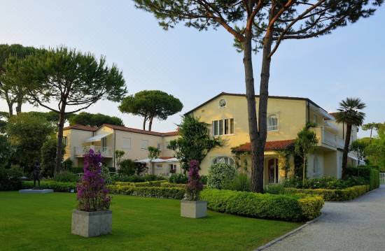 Villa Roma Imperiale-Forte Dei Marmi Updated 2022 Room Price-Reviews &  Deals | Trip.com