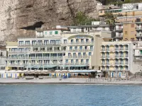 Alimuri Bay Resort Hotels near Peter's Beach