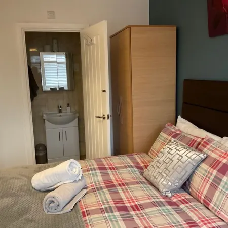 Apple House Wembley -Double Room with Ensuite Отели в г. Эджвар
