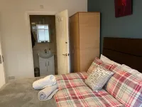 Apple House Wembley -Double Room with Ensuite Hotels near Little Waitrose At Shell Stirling Corner