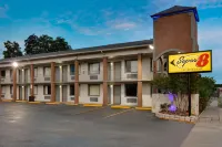 Super 8 by Wyndham San Antonio Pearl District / Downtown