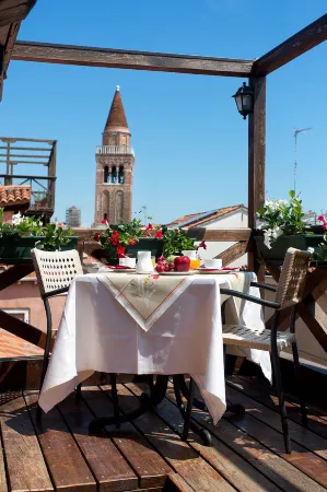 Ca' San Polo Отели рядом с достопримечательностью «Palazzo Pisani Moretta»