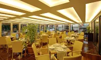 Ambassador Plaza Hotel - breakfast