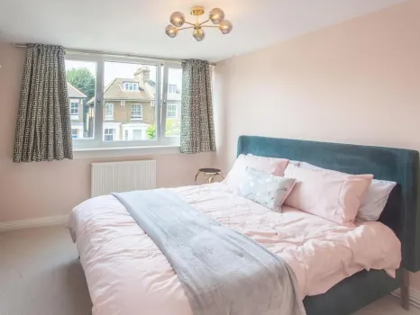 Sunny and Bright 1 Bed Apartment in London Hotels near Loftus Road Stadium