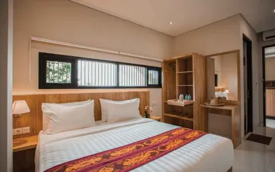 WelaBajo Hotels near Waecicu Beach