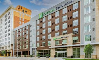 Holiday Inn Express & Suites Lincoln Downtown