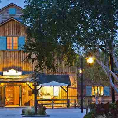 Disney Davy Crockett Ranch Hotel Exterior