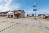 Motel 6 Dyersburg, TN