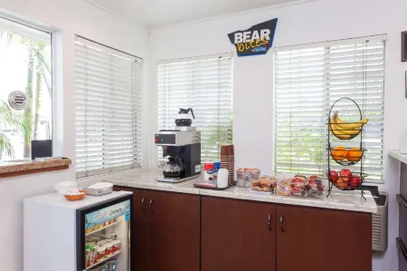 Travelodge by Wyndham Fullerton Near Anaheim