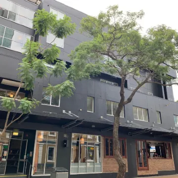 羅默布里斯本酒店 - 前布里斯本賽琳娜旅舍 鄰近昆士蘭州議會的酒店