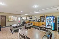 Super 8 by Wyndham Ankeny/Des Moines Area - breakfast