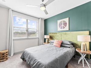 Luxe 1Br King Suite Close to Downtown w Fast Wifi