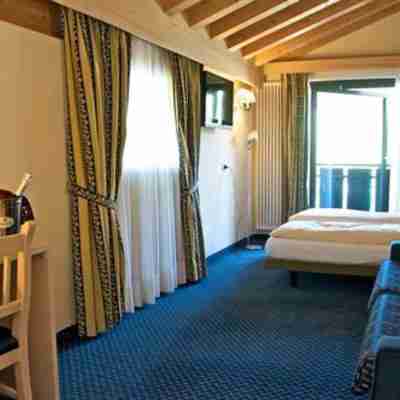 Alexander Charme Hotel Rooms