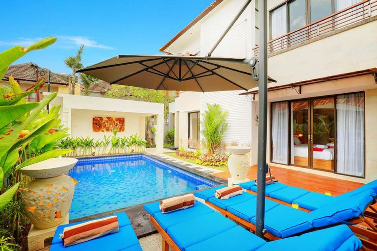 Villa Alessandra의 넓은 거실과 수영장 뷰