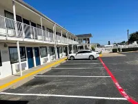 德克薩斯登頓 - 北德克薩斯大學 6 號汽車旅館 - 停車場