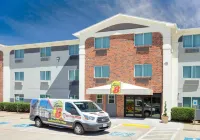 Super 8 by Wyndham Bedford DFW Airport West Hotel a Hurst